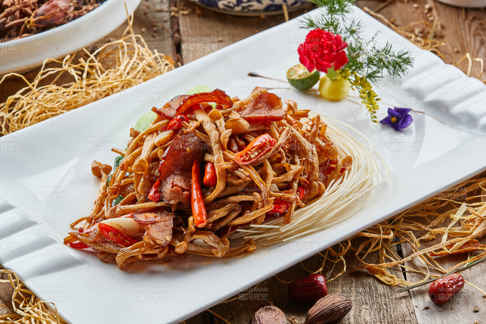 白色瓷盤的茶樹菇蒜香炒臘肉