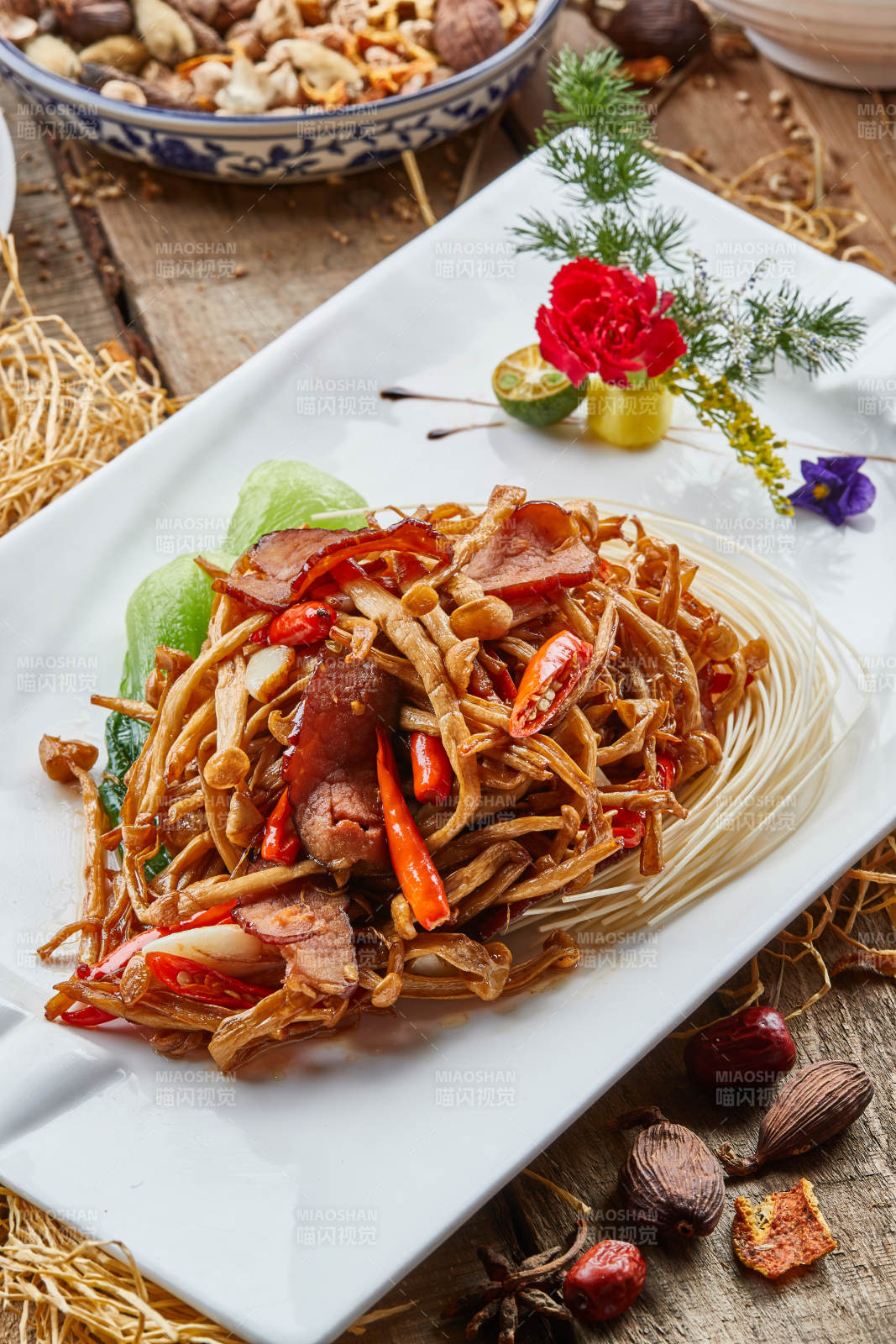 白色瓷盤的茶樹菇蒜香炒臘肉