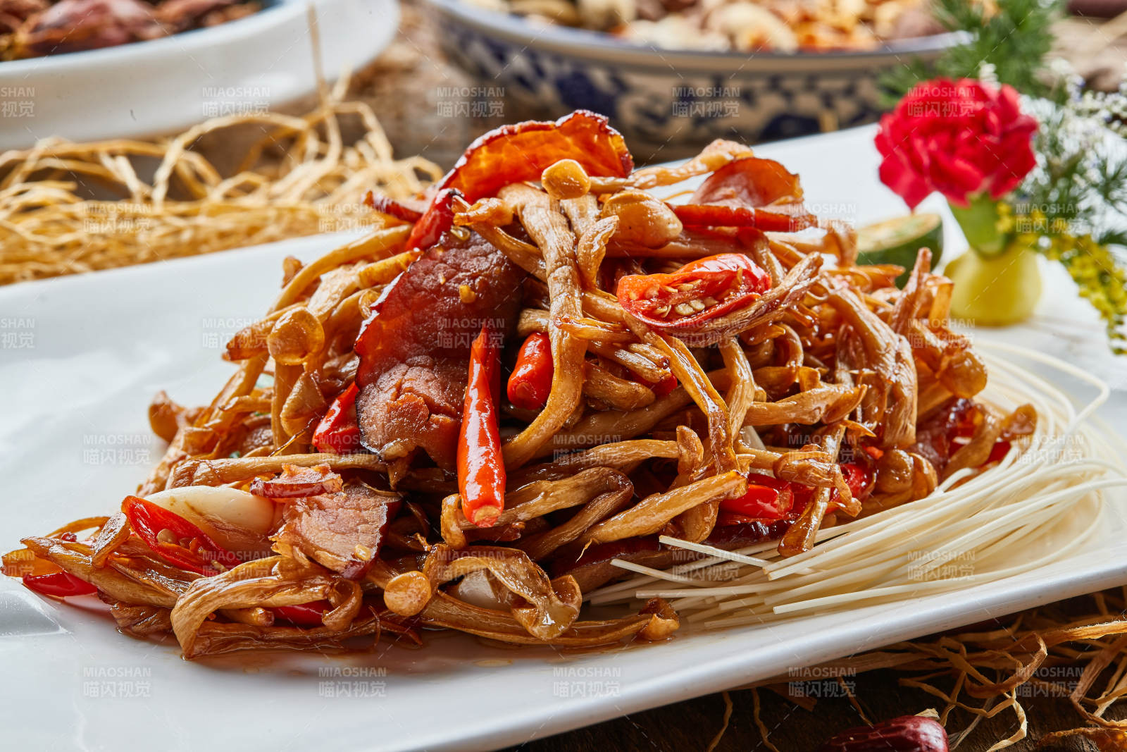 白色瓷盤的茶樹菇蒜香炒臘肉