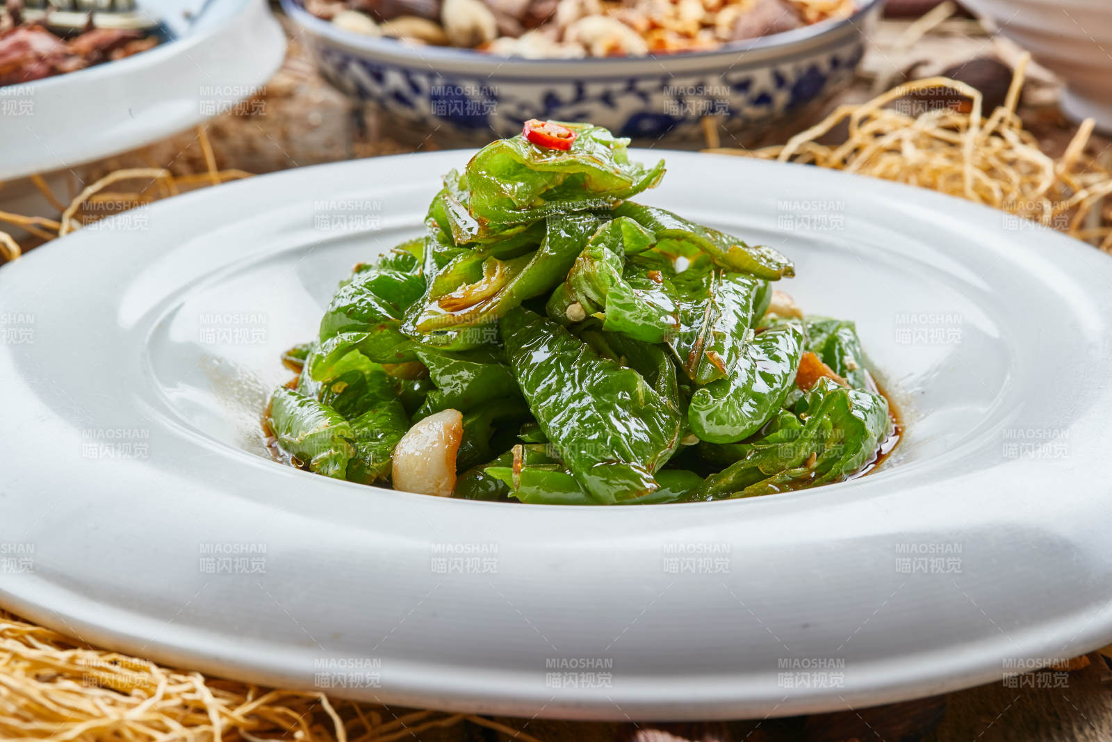 青瓷盤裝的蒜香虎皮尖椒
