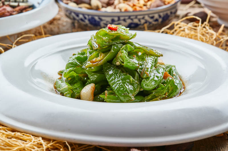 青瓷盤(pán)裝的蒜香虎皮尖椒