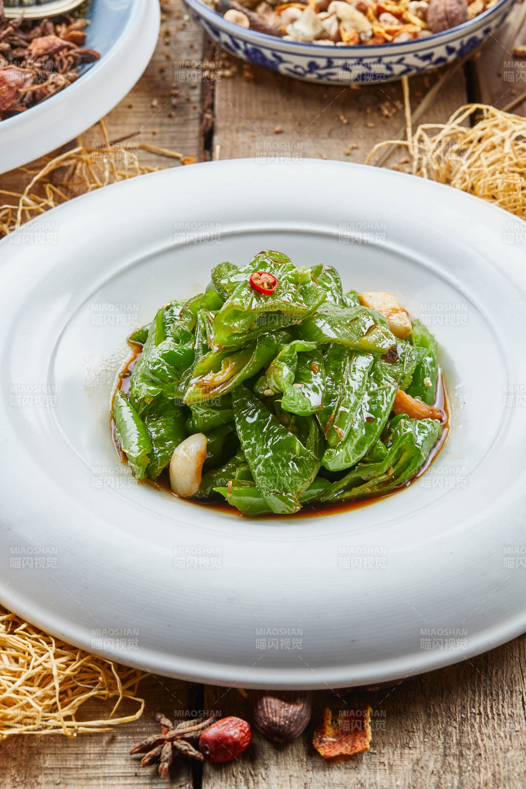 青瓷盤裝的蒜香虎皮尖椒