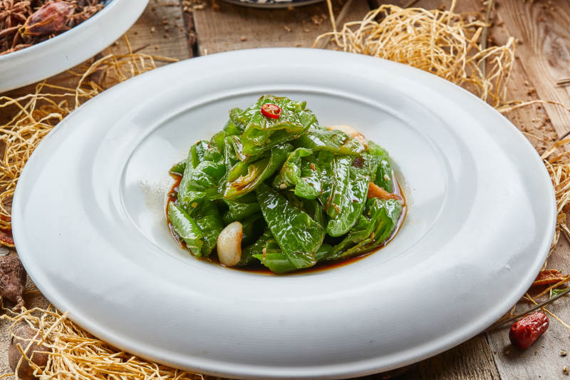 青瓷盤(pán)裝的蒜香虎皮尖椒