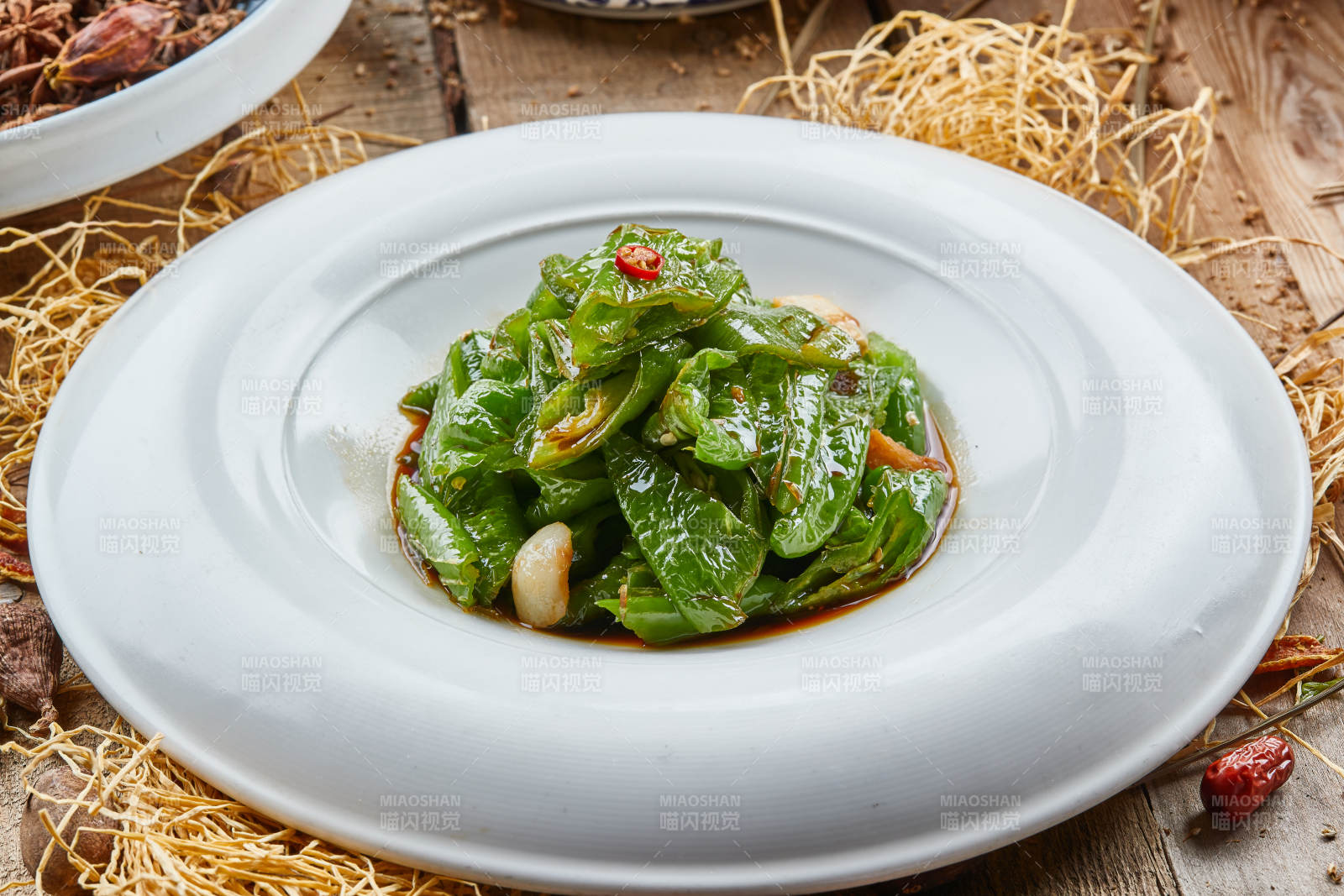 青瓷盤裝的蒜香虎皮尖椒