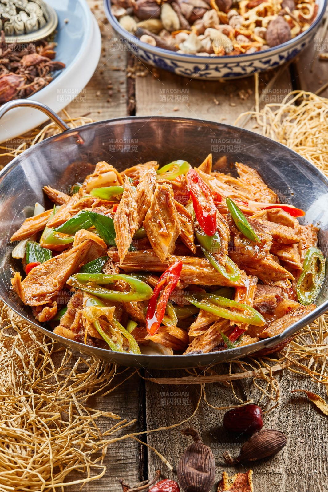 不锈钢锅装的香锅腐竹