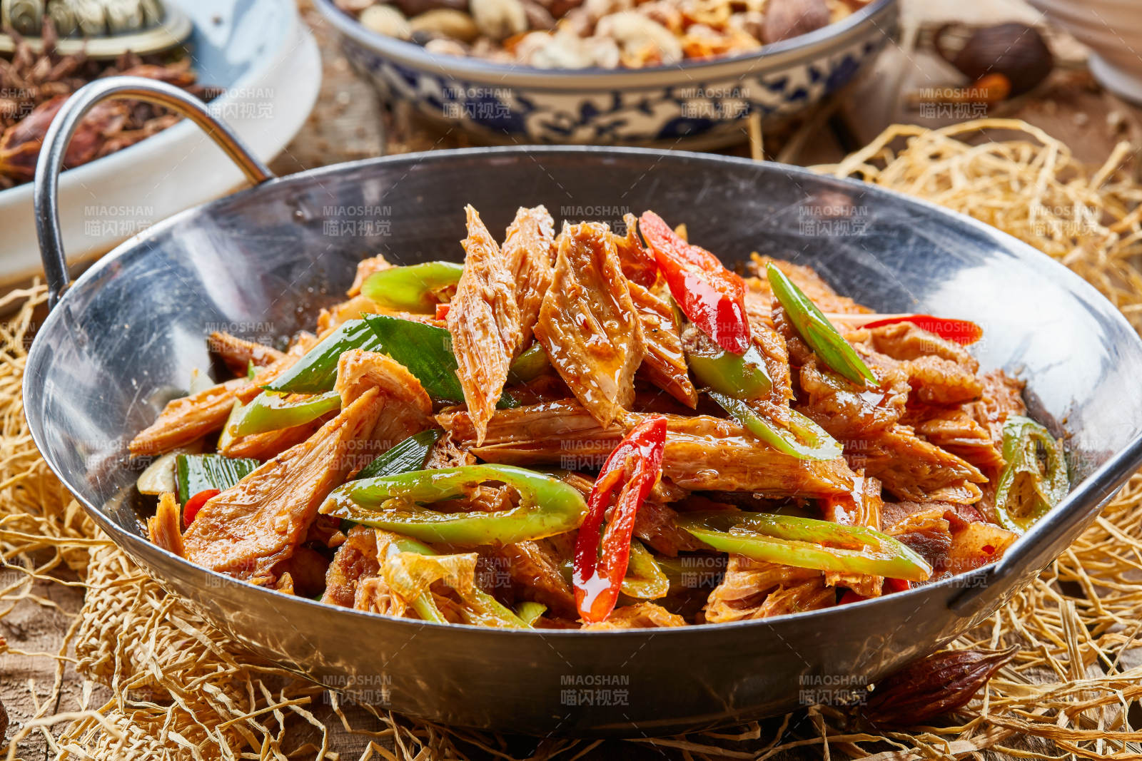 不锈钢锅装的香锅腐竹