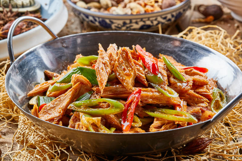 不锈钢锅装的香锅腐竹