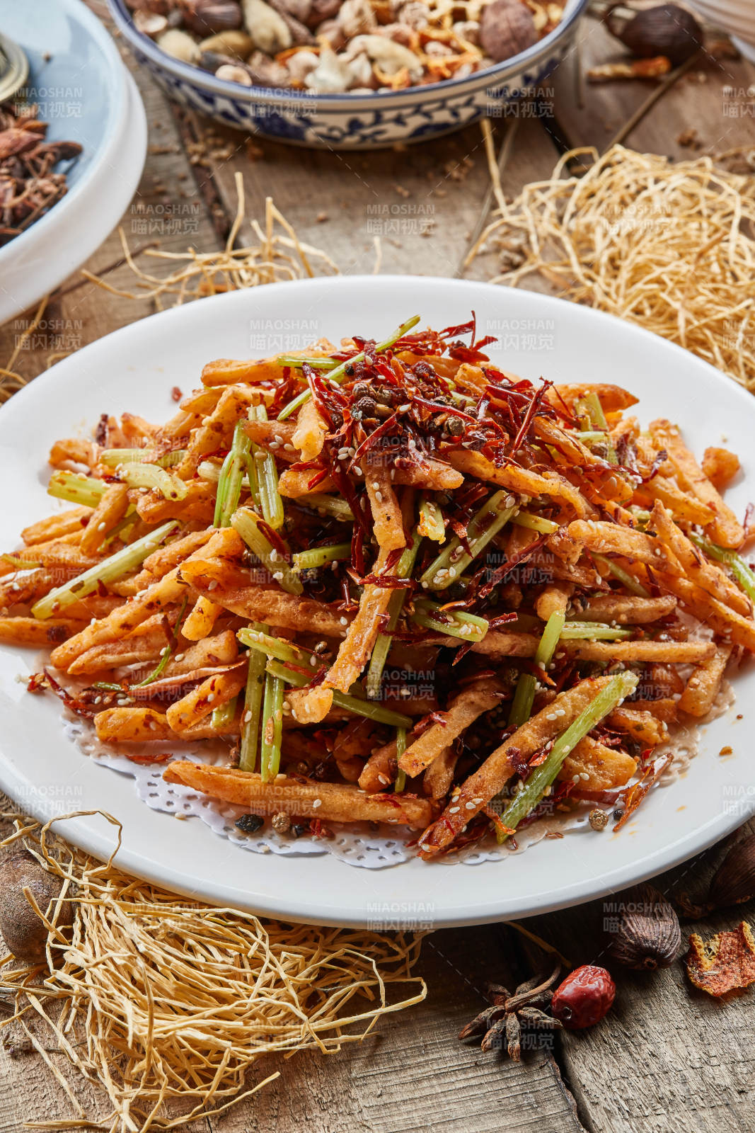 白瓷圆盘装的香辣薯条