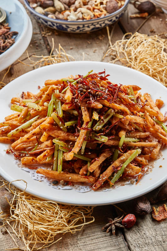 白瓷圆盘装的香辣薯条