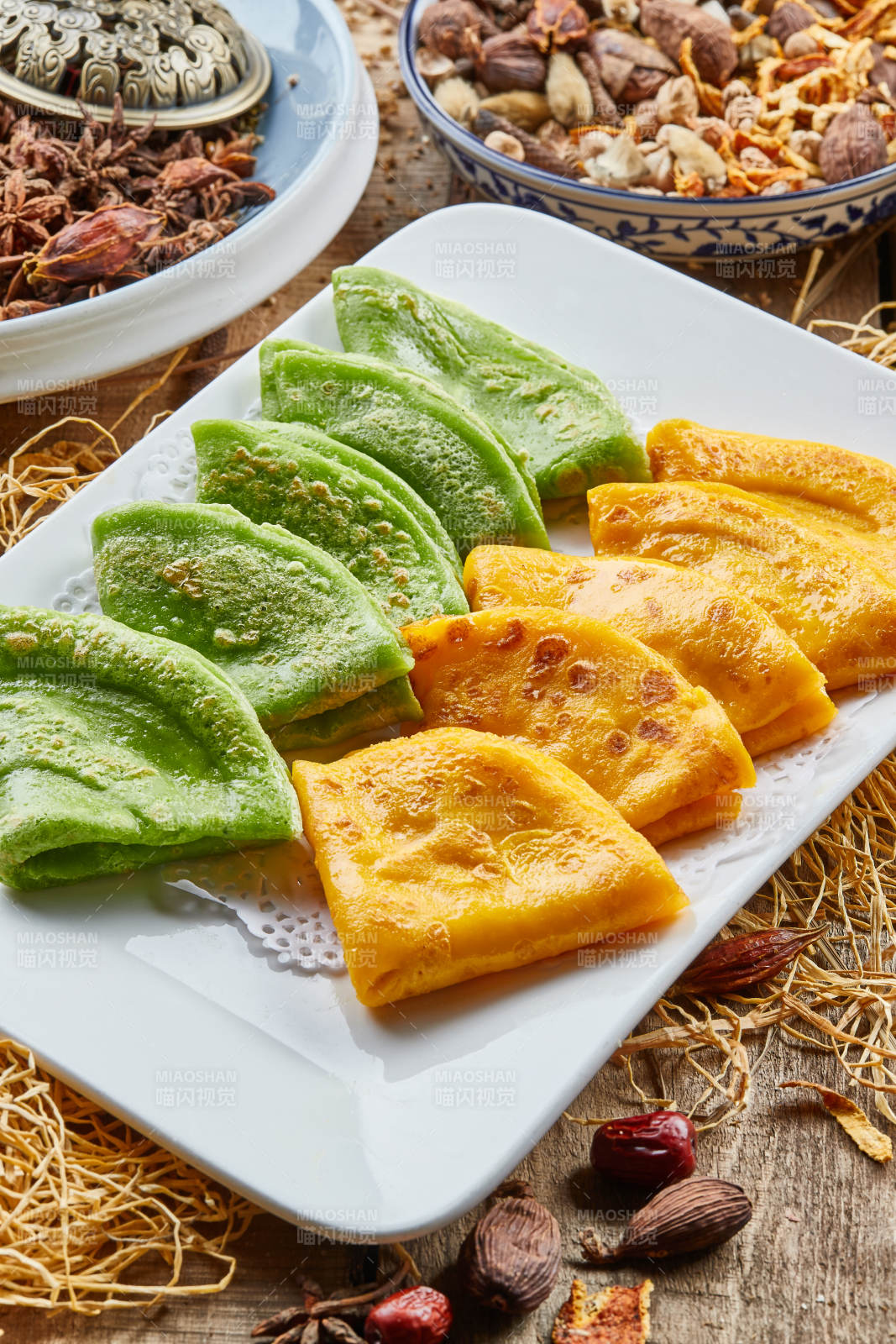 长瓷盘装的双色蔬菜滩簧