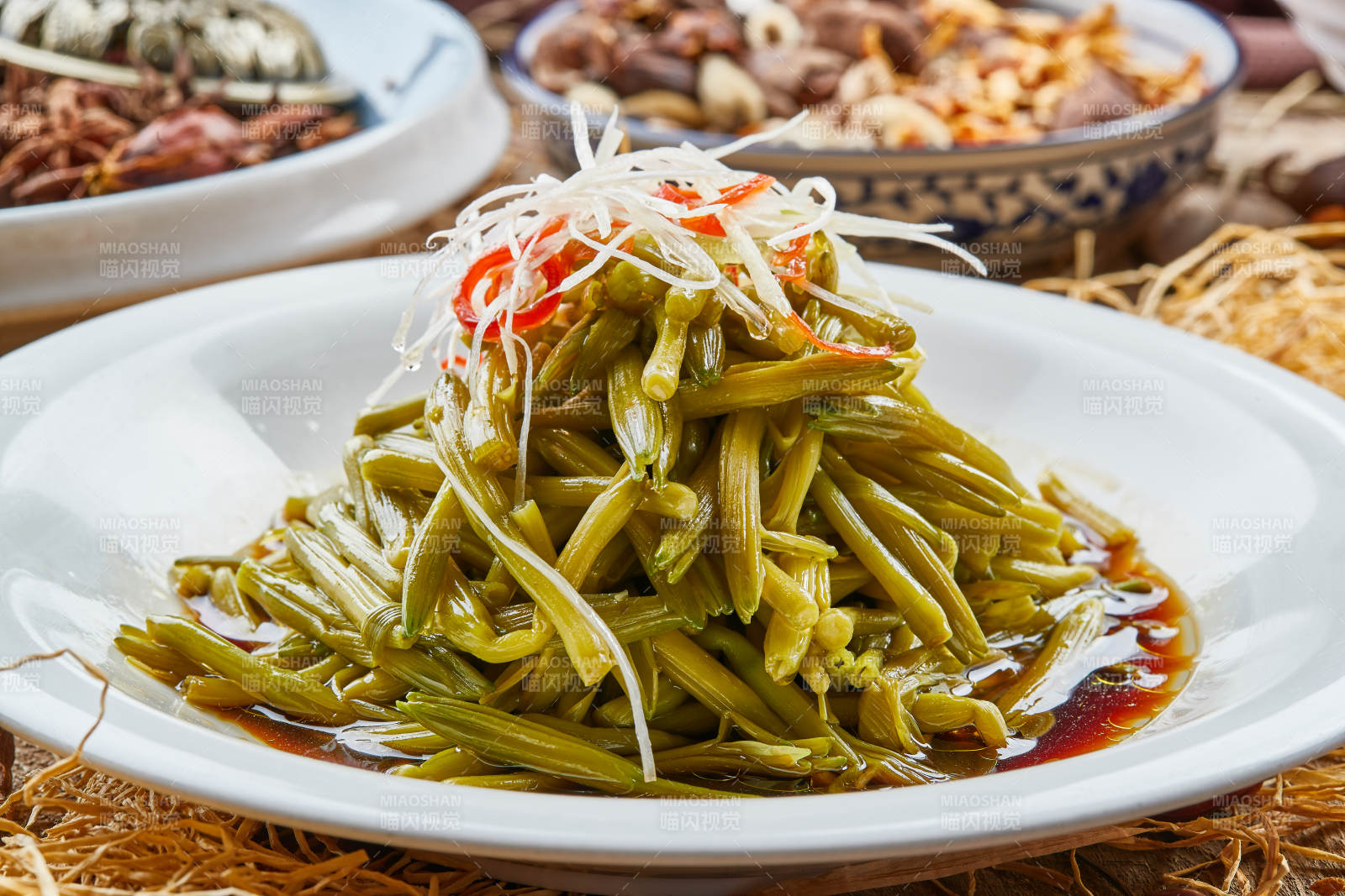 青色瓷盘装的小炒嫩黄花菜