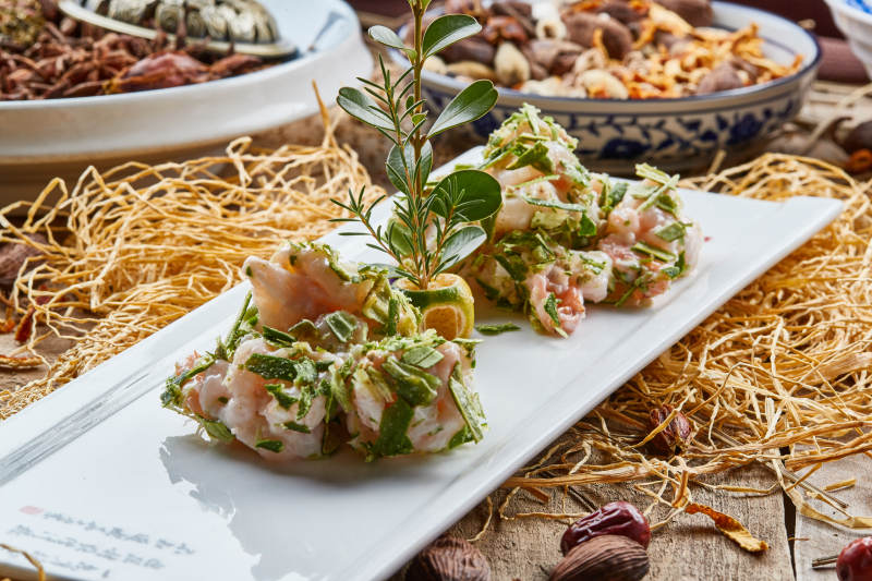 青瓷长瓷盘装的葱香龙井虾仁