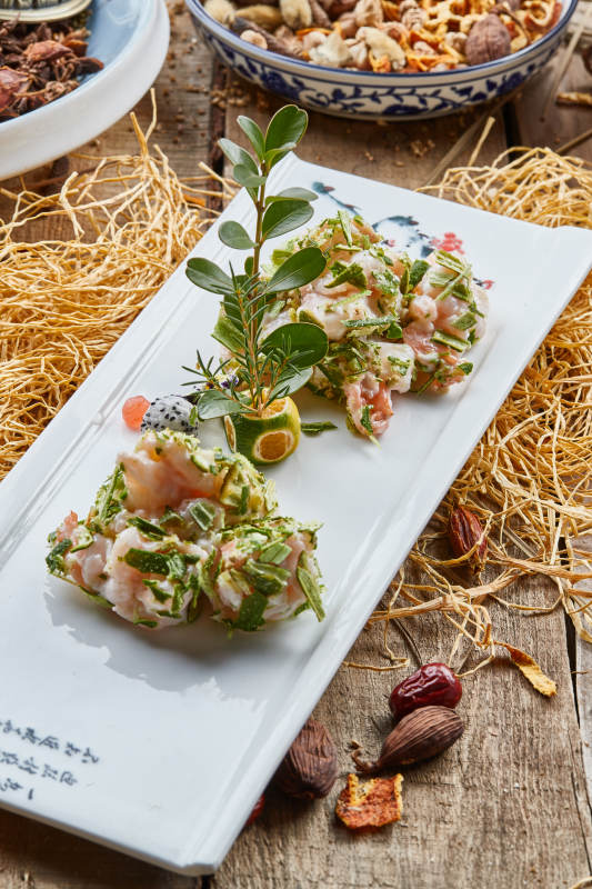 青瓷长瓷盘装的葱香龙井虾仁