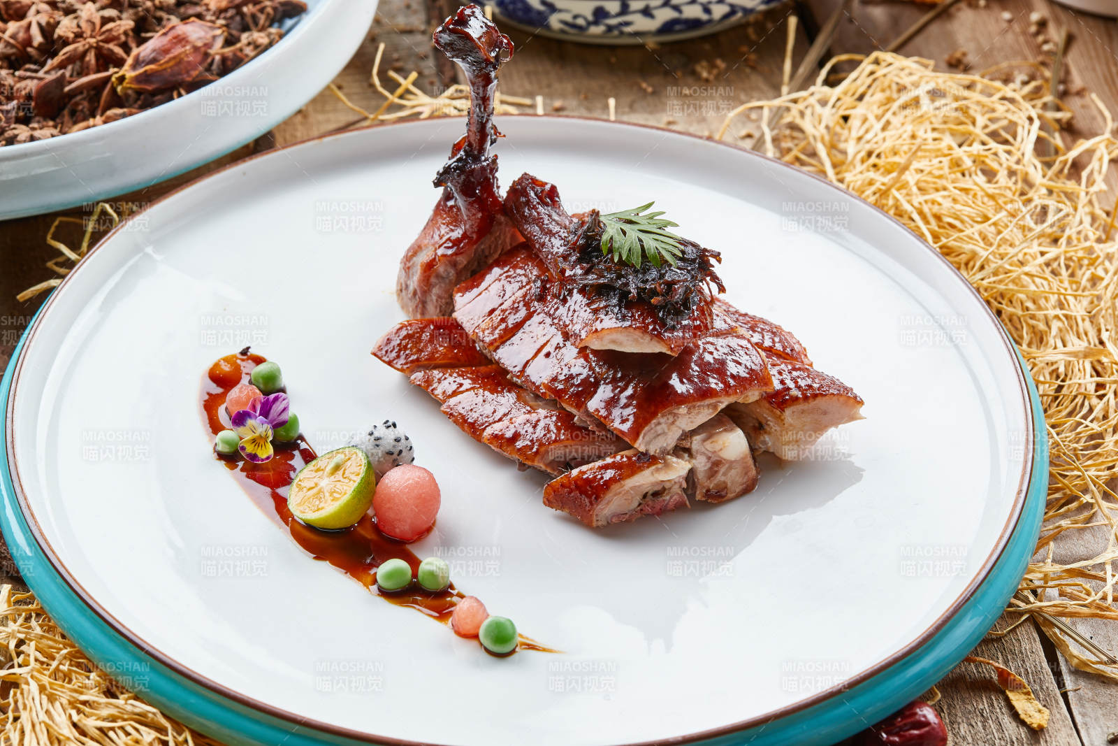 双色瓷盘装的烧腊鹅腿