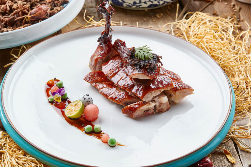双色瓷盘装的烧腊鹅腿