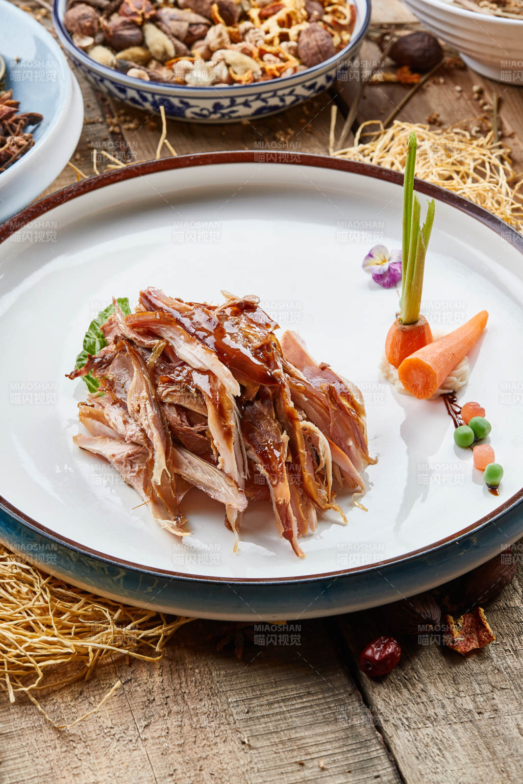 雙色圓瓷盤裝的手撕兔