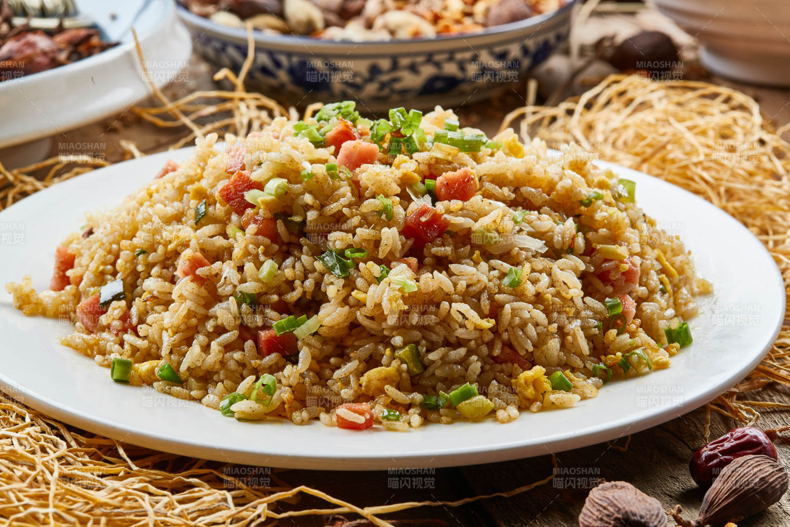 白色圓瓷盤(pán)裝的揚(yáng)州炒飯