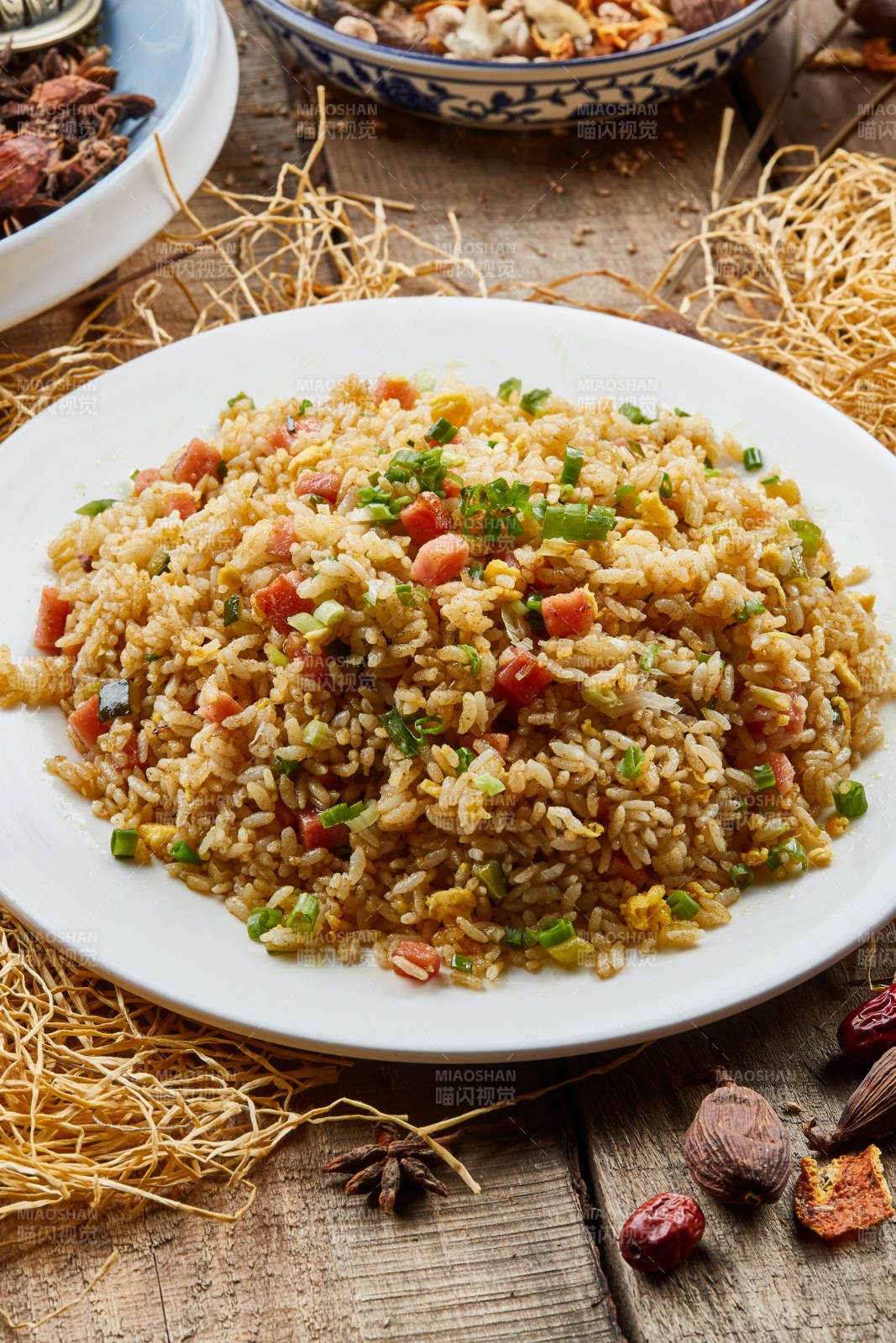 白色圓瓷盤裝的揚州炒飯