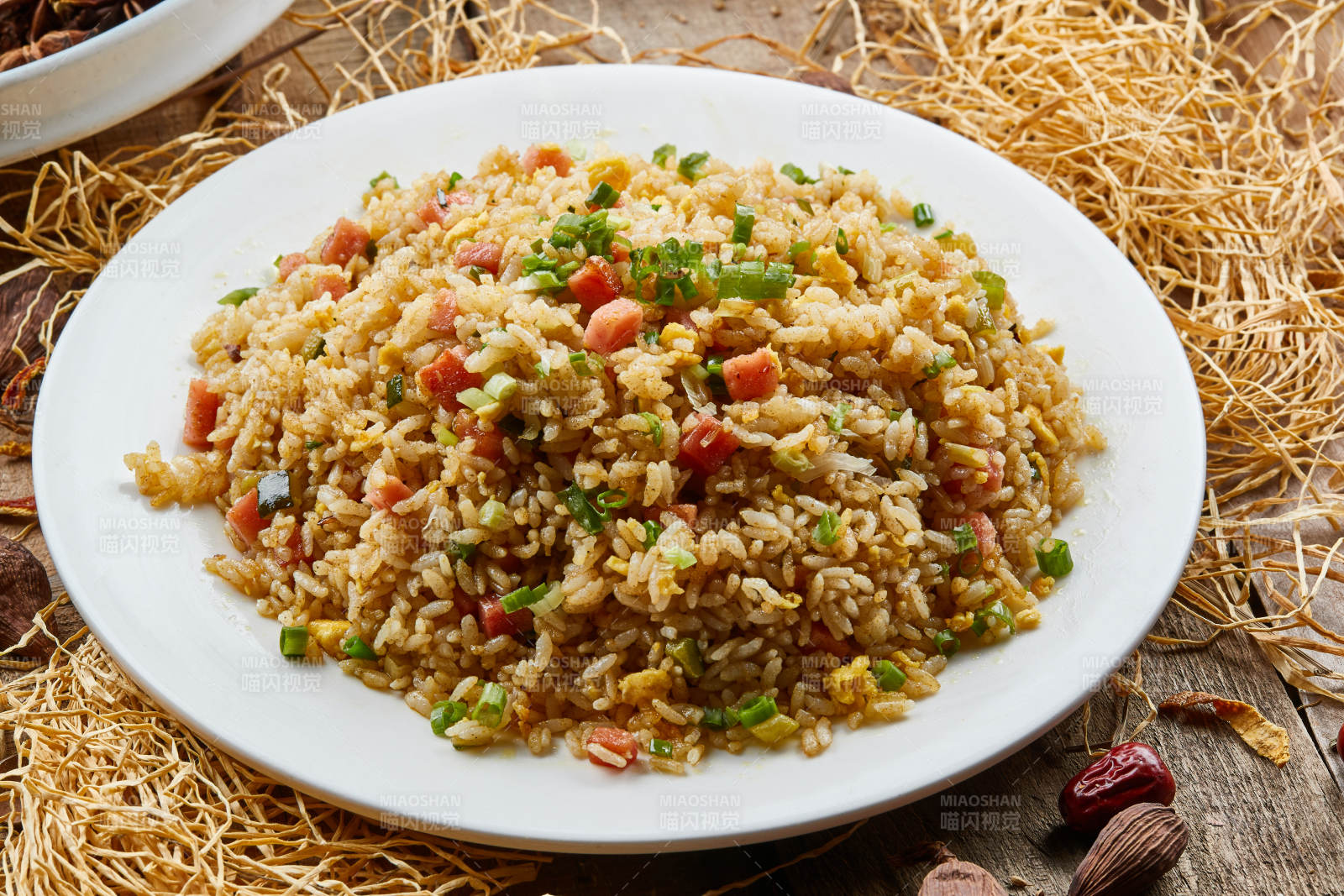白色圆瓷盘装的扬州炒饭
