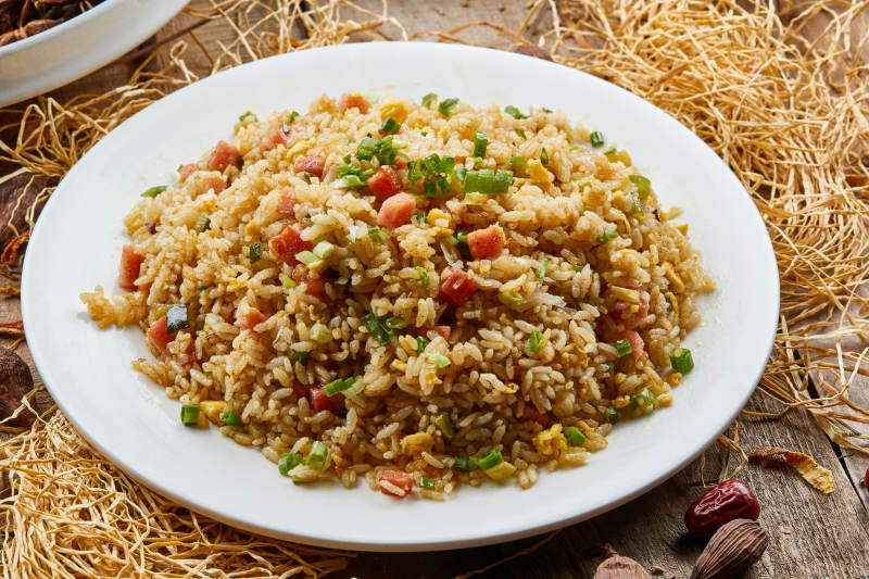 白色圆瓷盘装的扬州炒饭