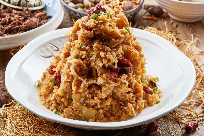 梅花瓷盘装的酸菜牛肉土豆泥