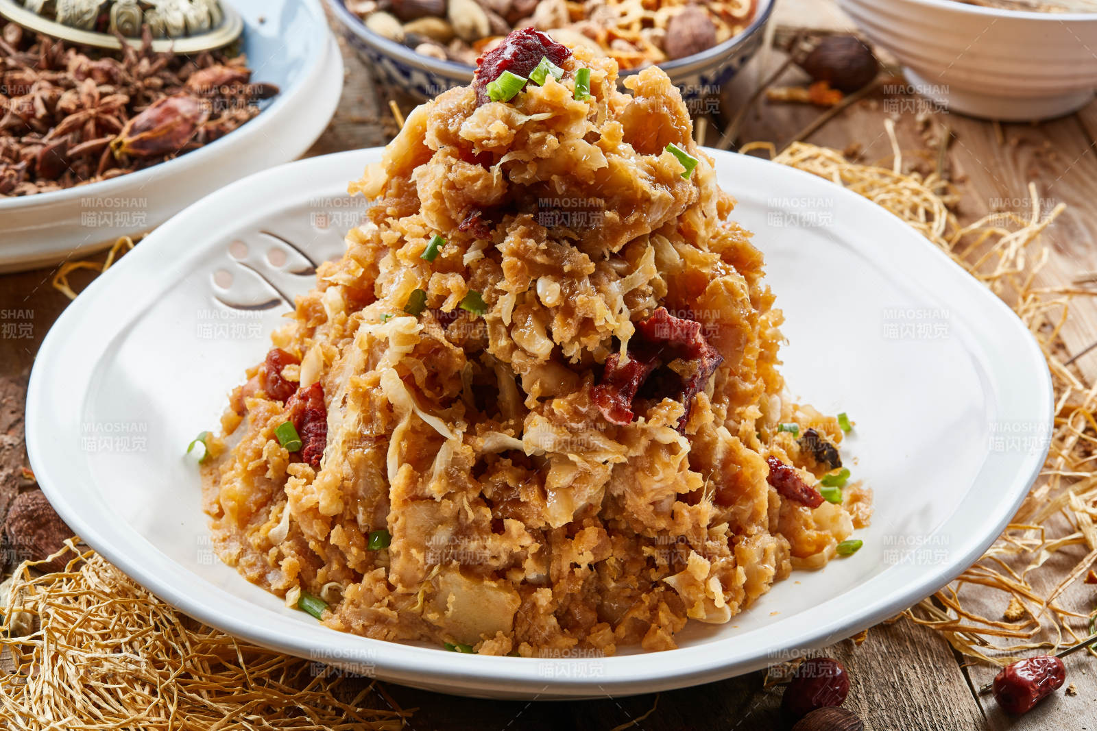 梅花瓷盘装的酸菜牛肉土豆泥