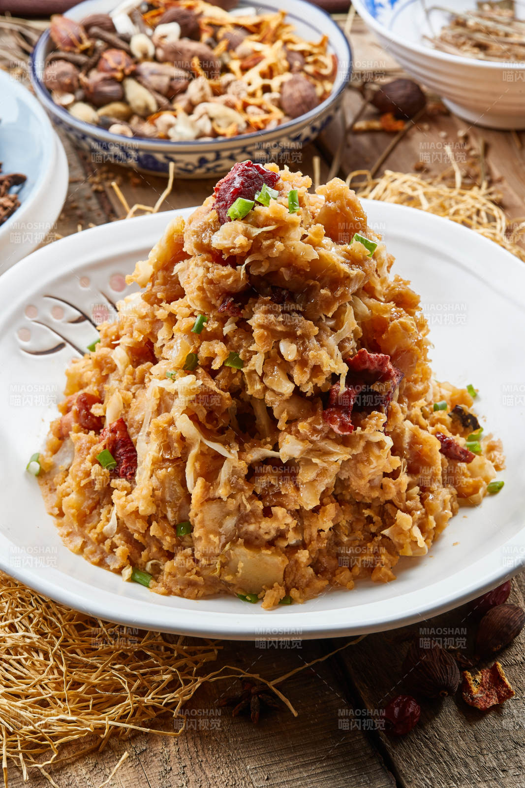 梅花瓷盤裝的酸菜牛肉土豆泥