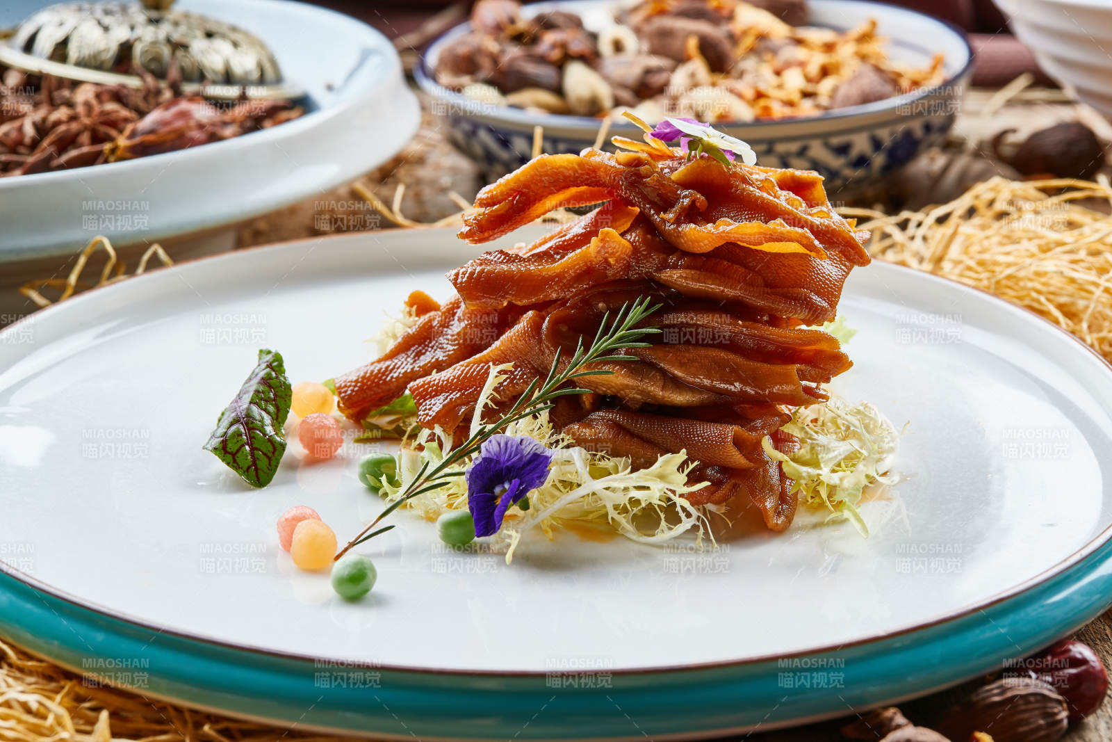 双色圆瓷盘装的脱骨凤爪-摄影图