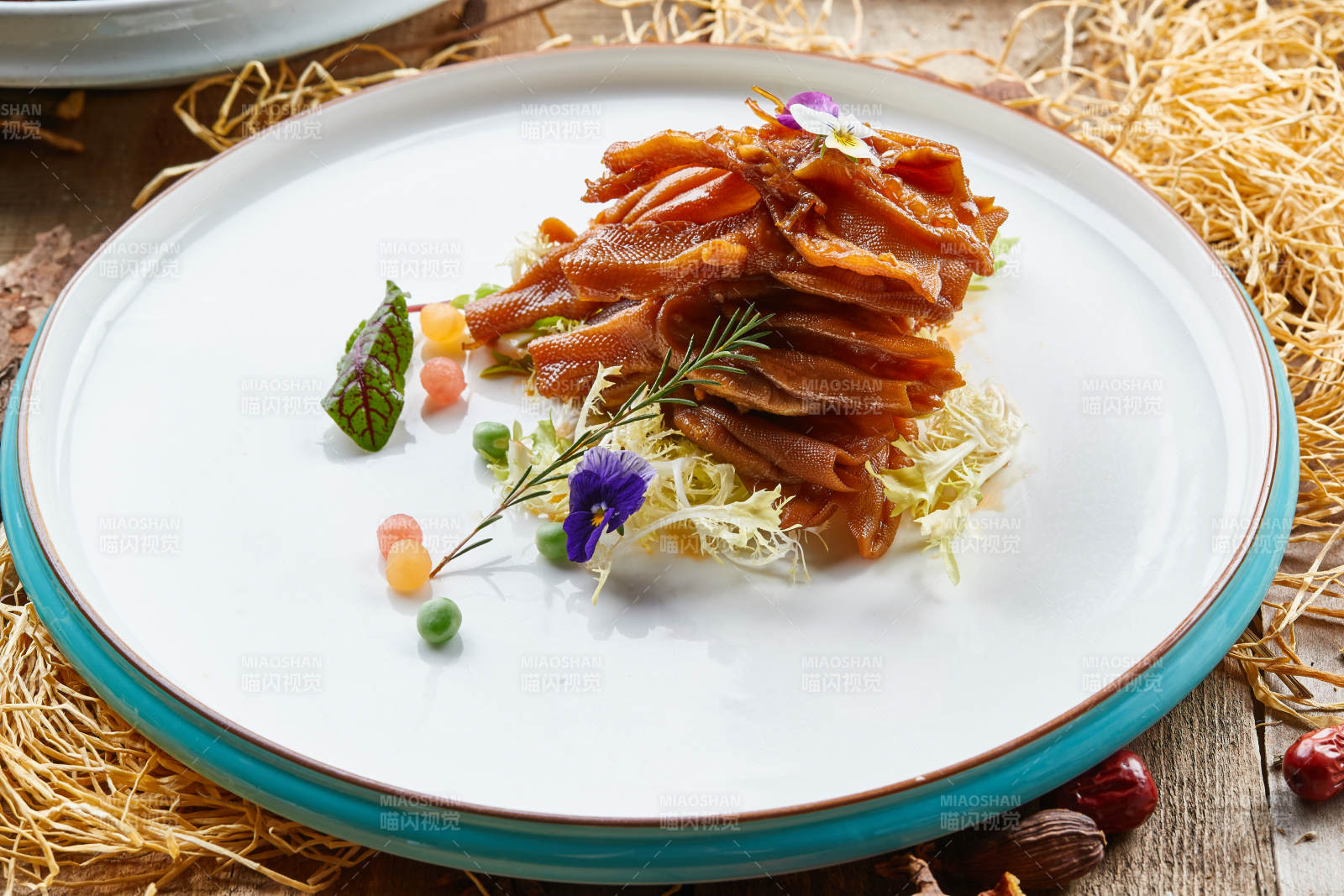 双色圆瓷盘装的脱骨凤爪-摄影图