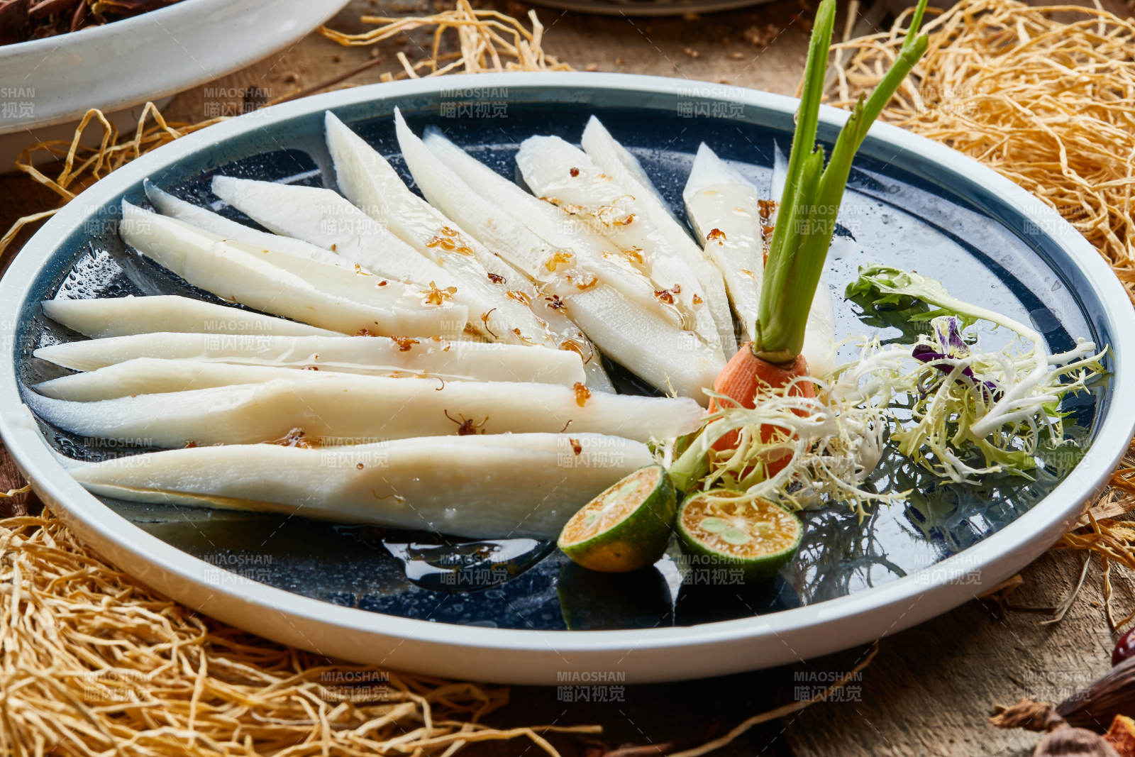 蓝釉圆瓷盘装的桂花酱长山药