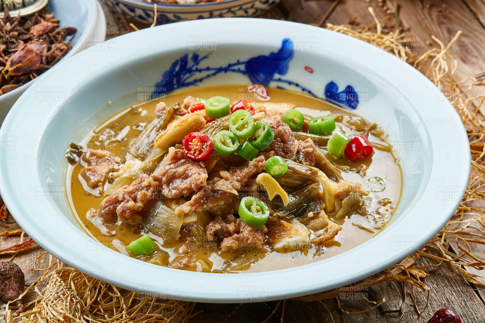 青瓷盘装的酸菜酸汤炖牛柳