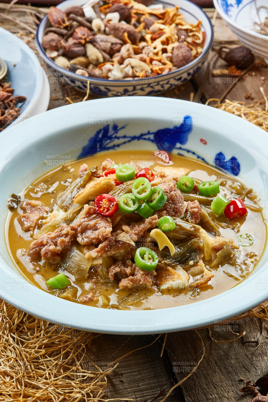 青瓷盘装的酸菜酸汤炖牛柳