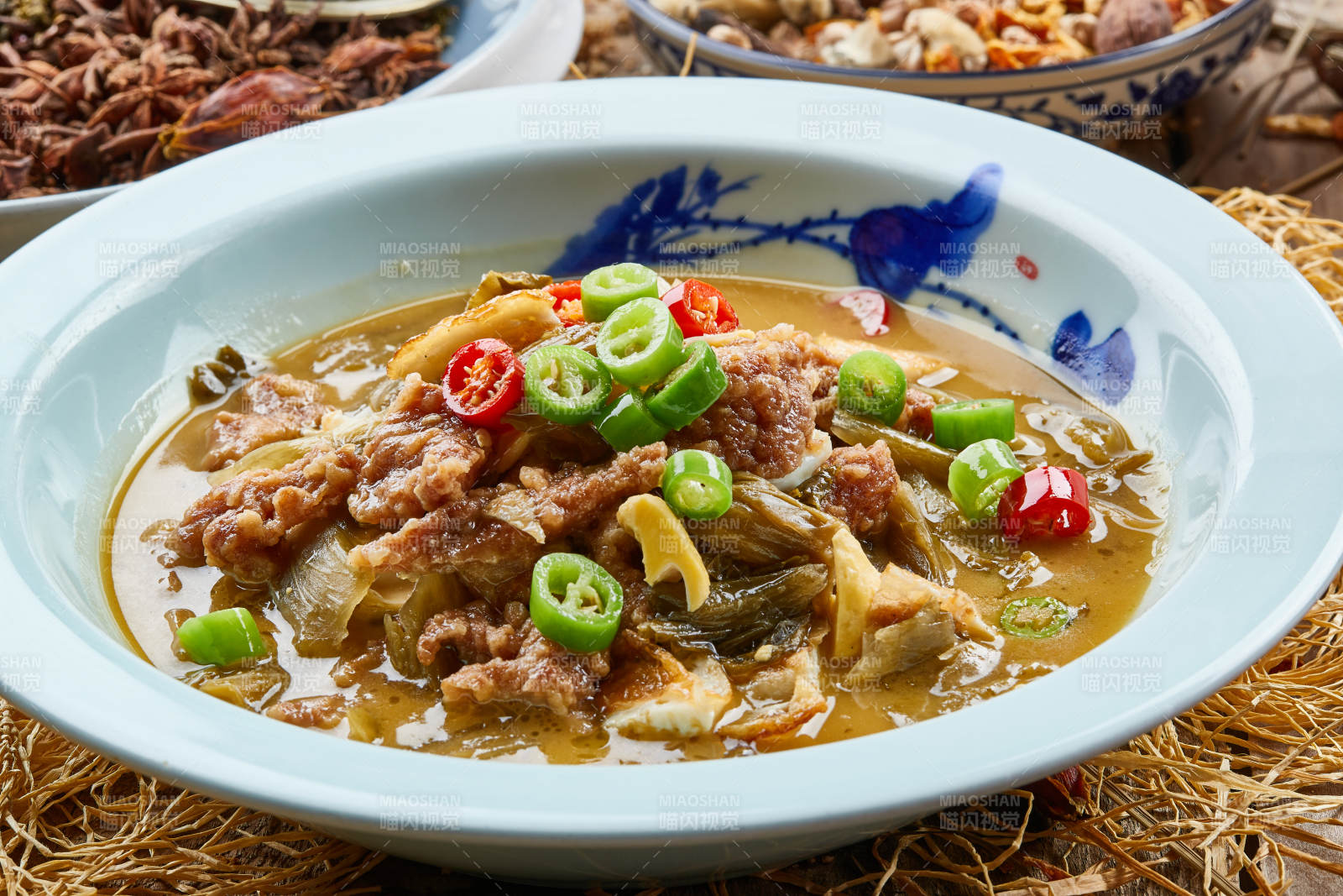 青瓷盘装的酸菜酸汤炖牛柳