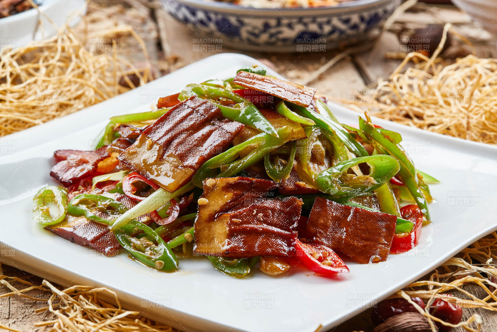 方瓷盤裝的尖椒炒香干