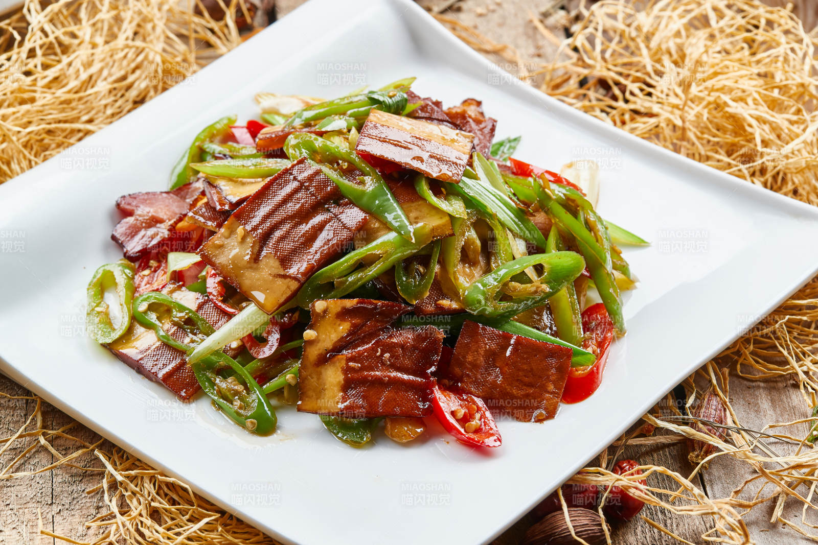方瓷盤裝的尖椒炒香干