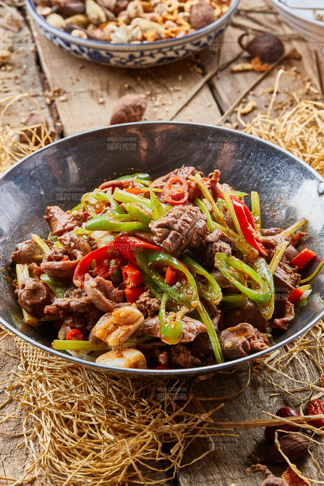 不锈钢铁锅装的锅仔香辣羊杂图片