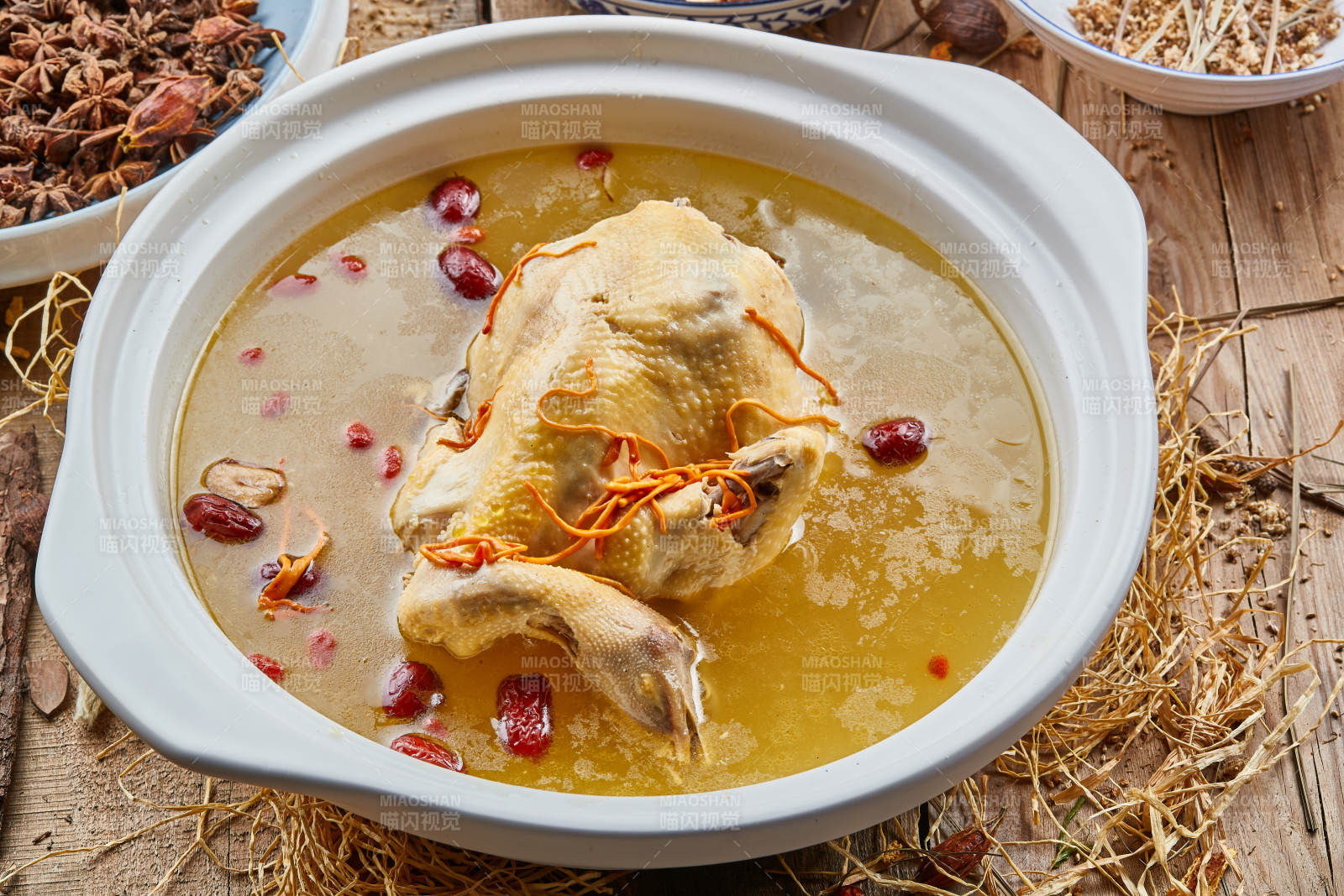 白色砂锅装的红枣虫草枸杞参鸡汤图片