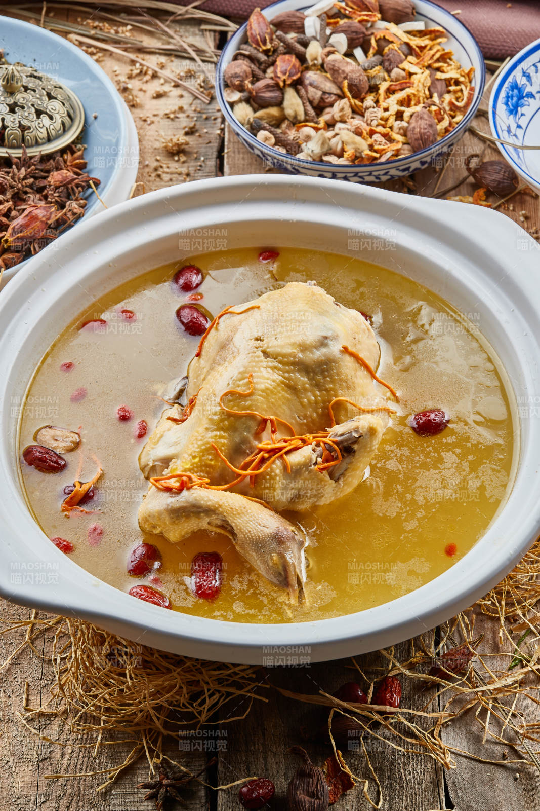 白色砂锅装的红枣虫草枸杞参鸡汤图片