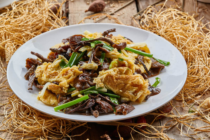圆瓷盘装的松树菇炒柴鸡蛋