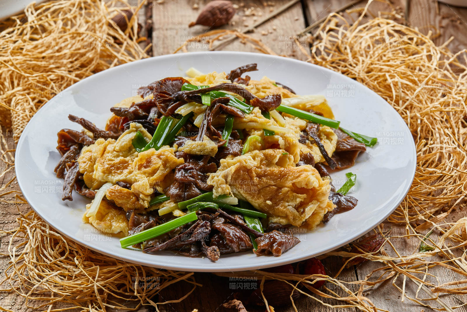 圆瓷盘装的松树菇炒柴鸡蛋