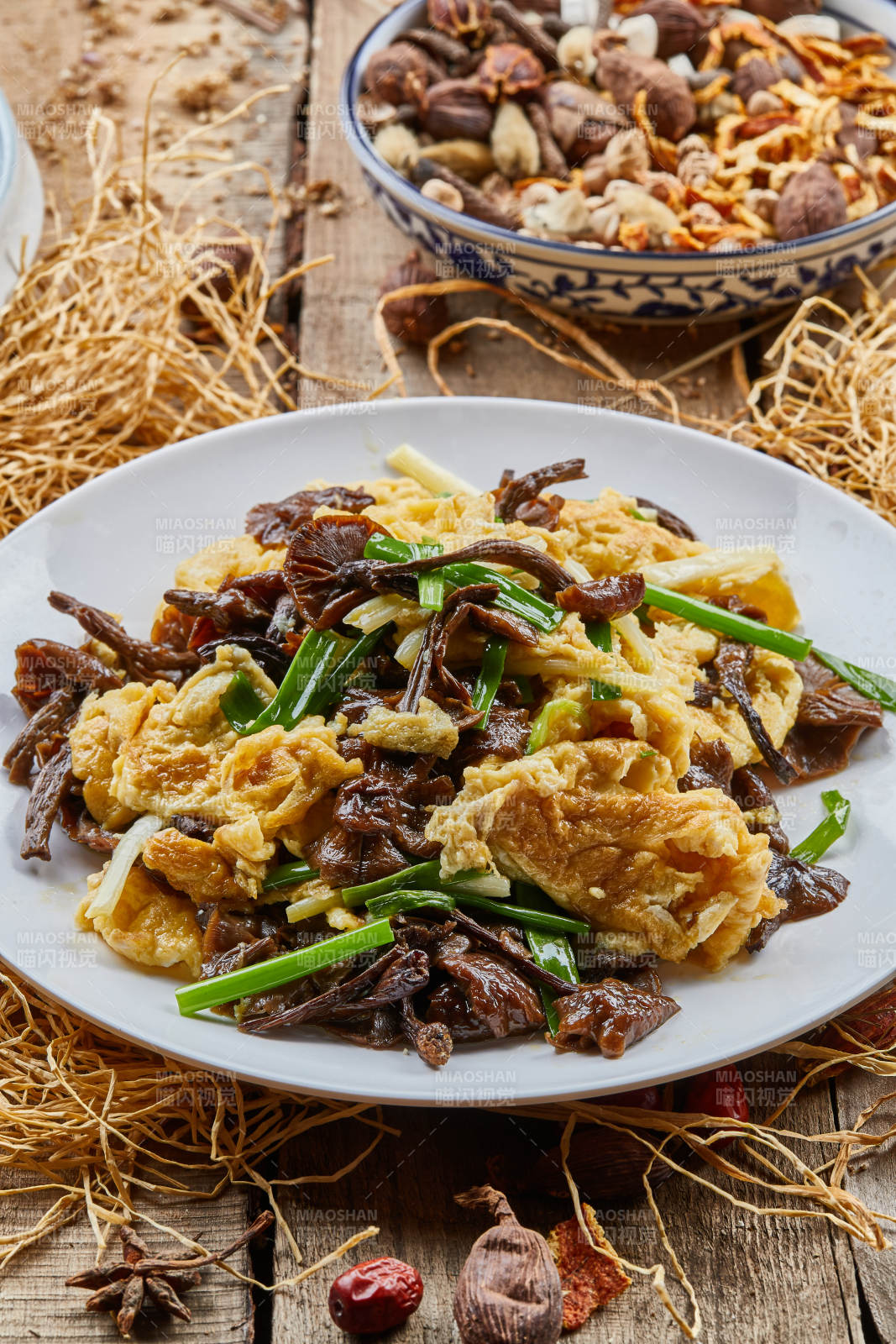 圆瓷盘装的松树菇炒柴鸡蛋