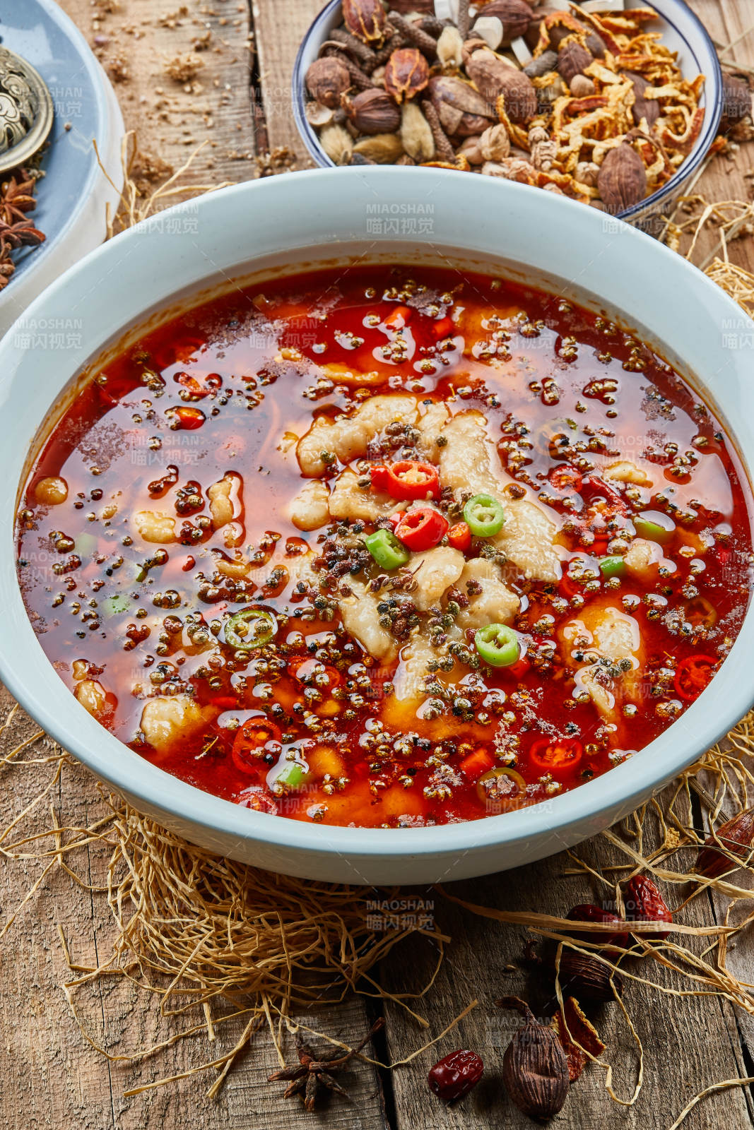 青瓷盆装的川味香辣水煮龙利鱼