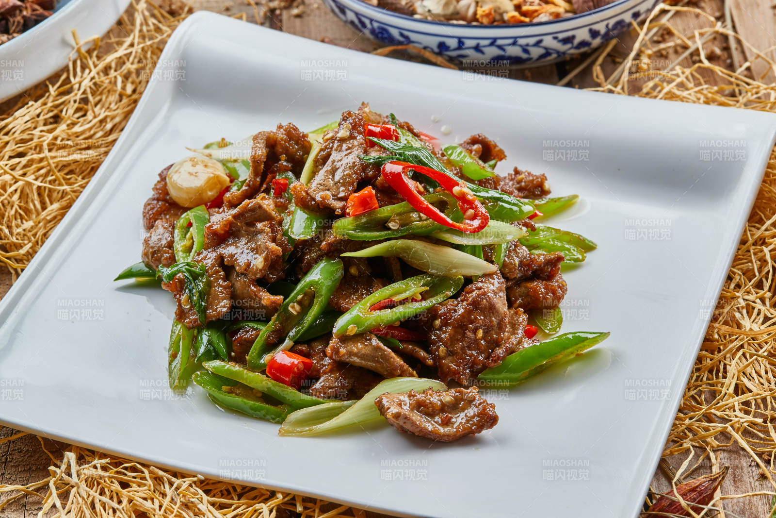 方青瓷盤裝的蒜香辣炒牛柳