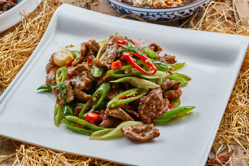 方青瓷盤裝的蒜香辣炒牛柳