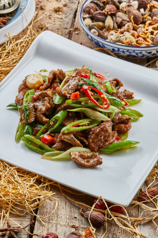 方青瓷盤裝的蒜香辣炒牛柳