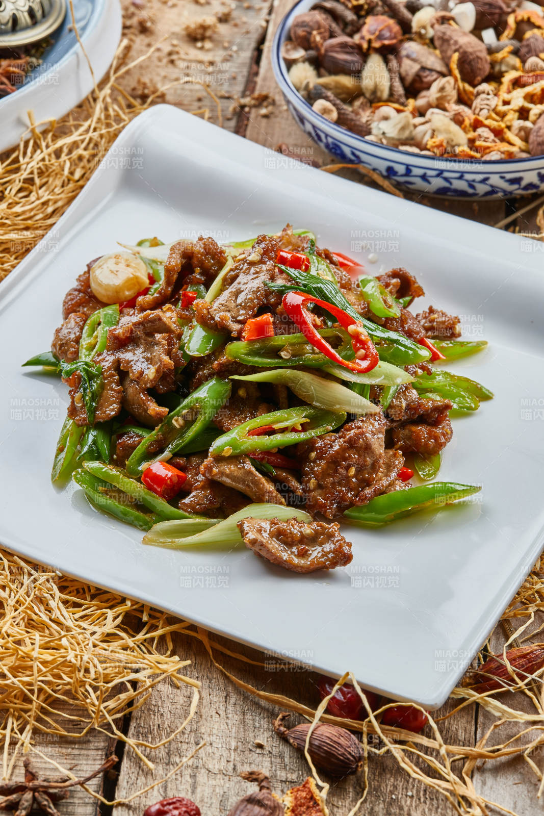 方青瓷盤裝的蒜香辣炒牛柳