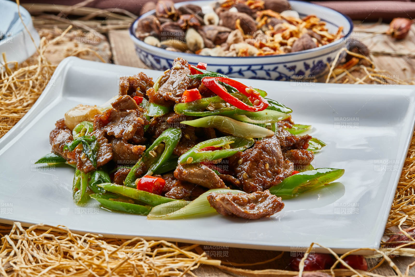 方青瓷盤裝的蒜香辣炒牛柳