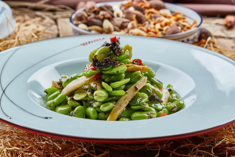 青瓷圆盘装的仔姜芸豆