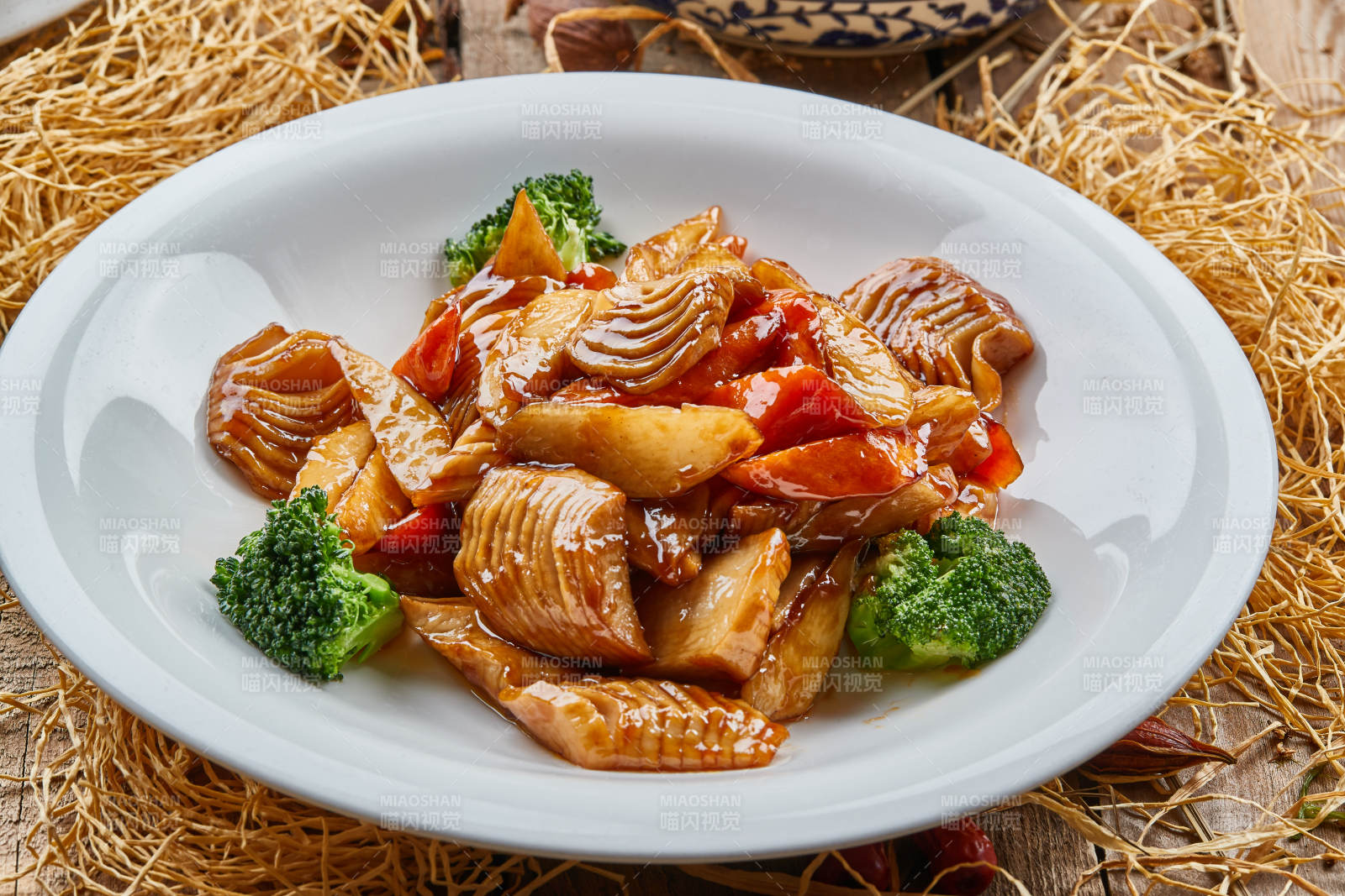 圆瓷盘装的土豆油爆笋图片