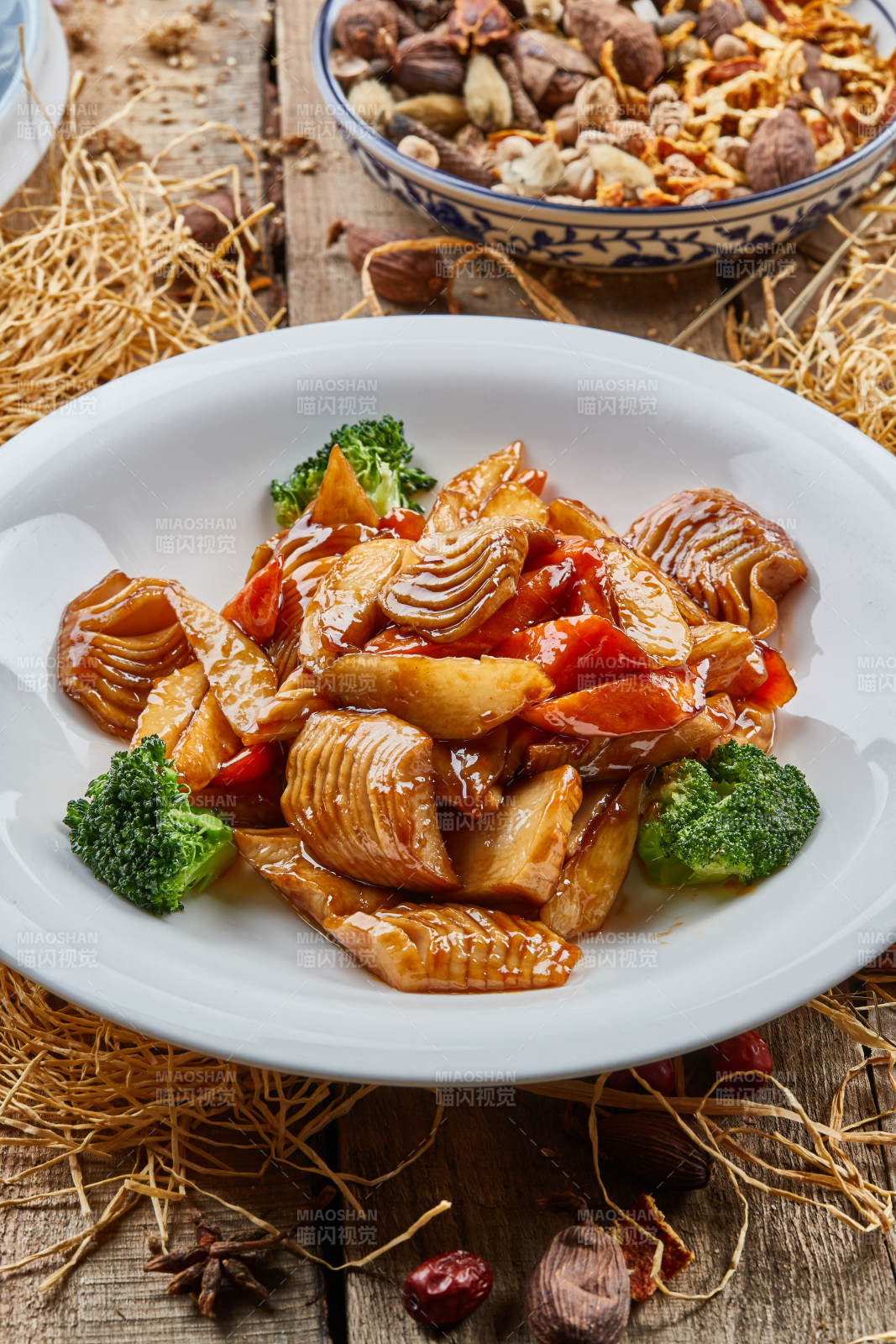 圆瓷盘装的土豆油爆笋图片